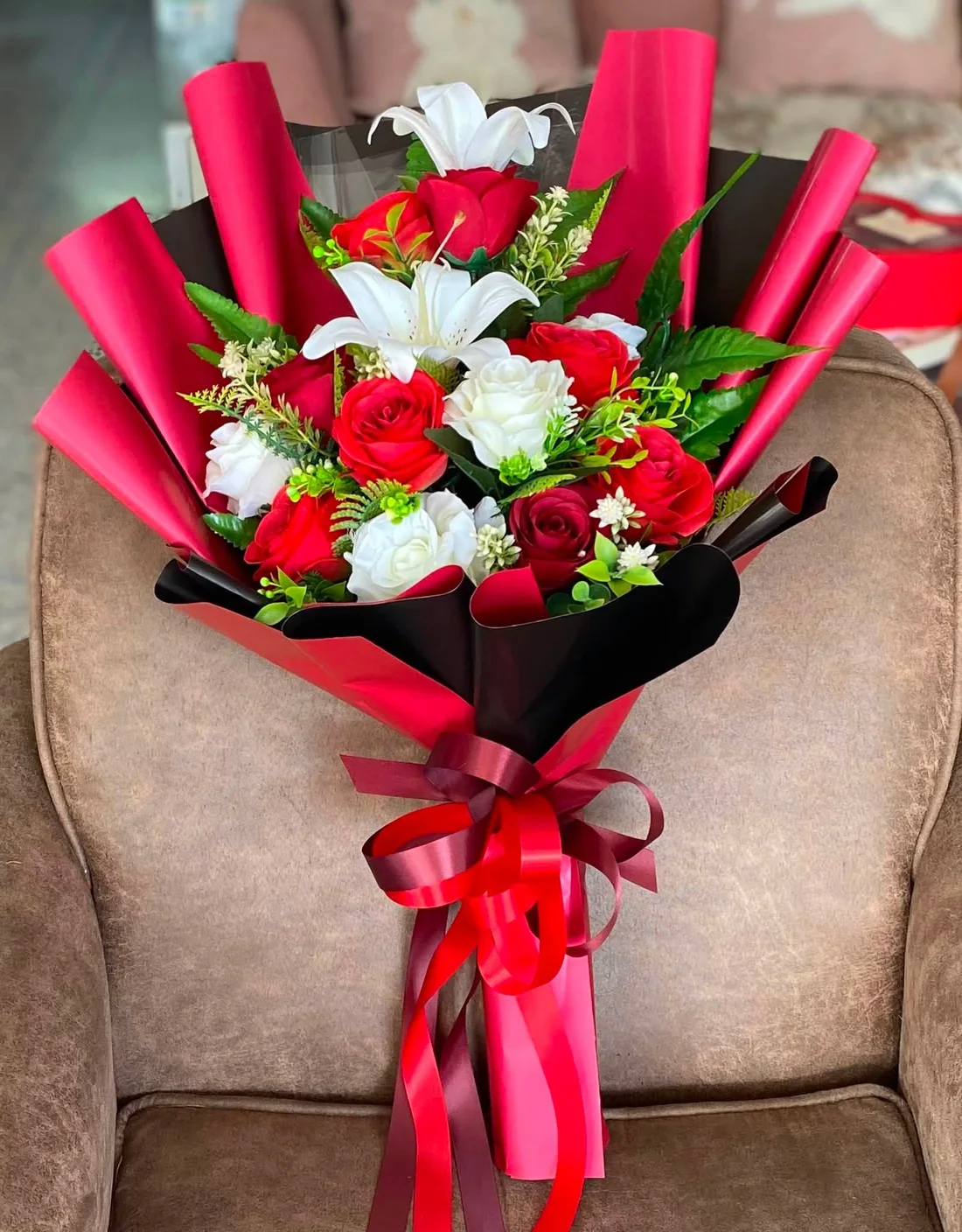 ผลงานจริง J&K Florist: ช่อดอกไม้ประดิษฐ์สีแดงและขาว ห่อกระดาษแดงและดำ